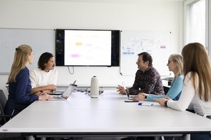 Fünf Personen bei einer Besprechung