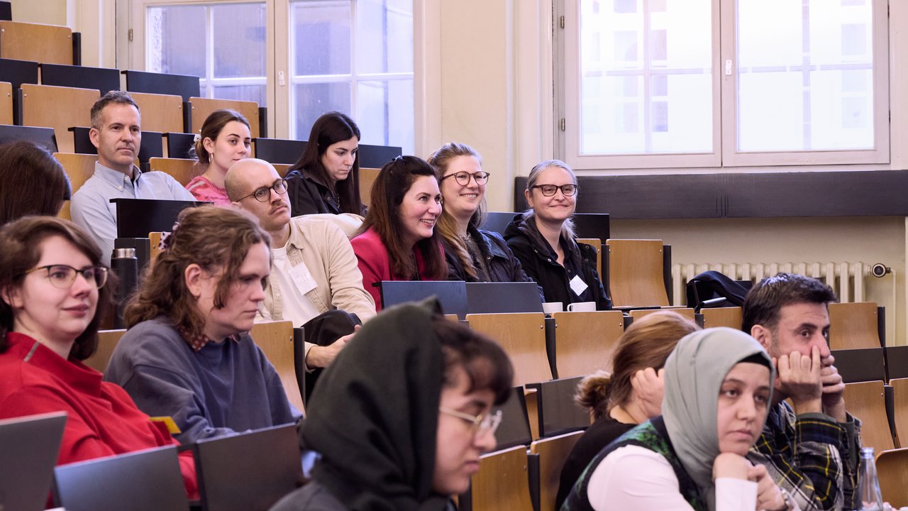 Zuhörende in einem Hörsaal.