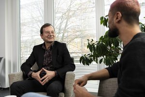 Zwei Personen im Gespräch