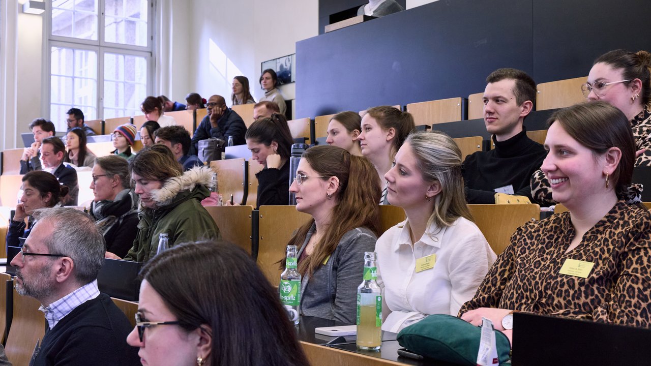 Zuhörende in einem Hörsaal.