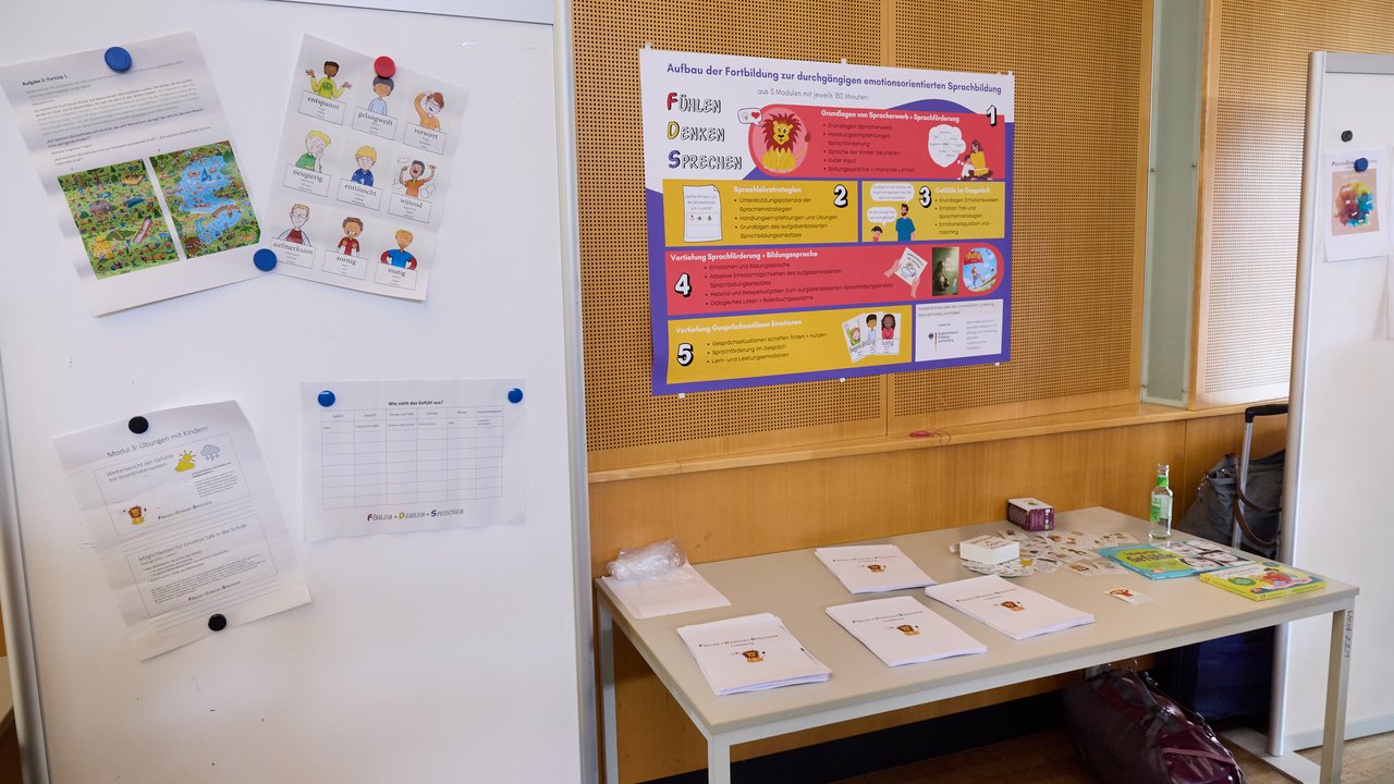 Tisch mit Broschüren und Plakate.