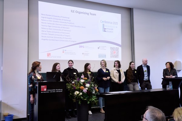 Personen auf einem Podium