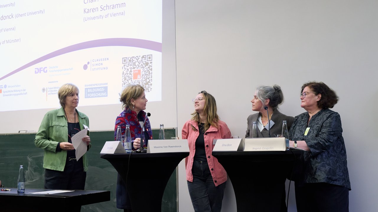 Personen auf einem Podium